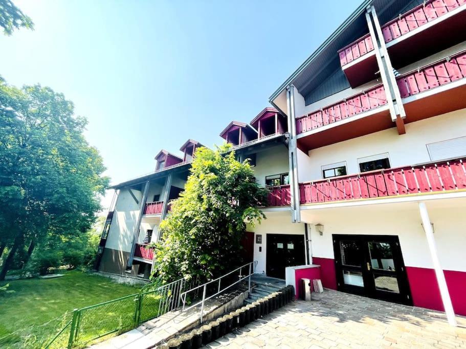 Fewo 20 - Appartement Im Rottalblick - Youngmodern Wohnen Mit Bademantelgang Zur Therme, Tv, Balkon Und Persoenlichem Gaesteempfang Von Astarte Estate Bad Griesbach im Rottal Extérieur photo
